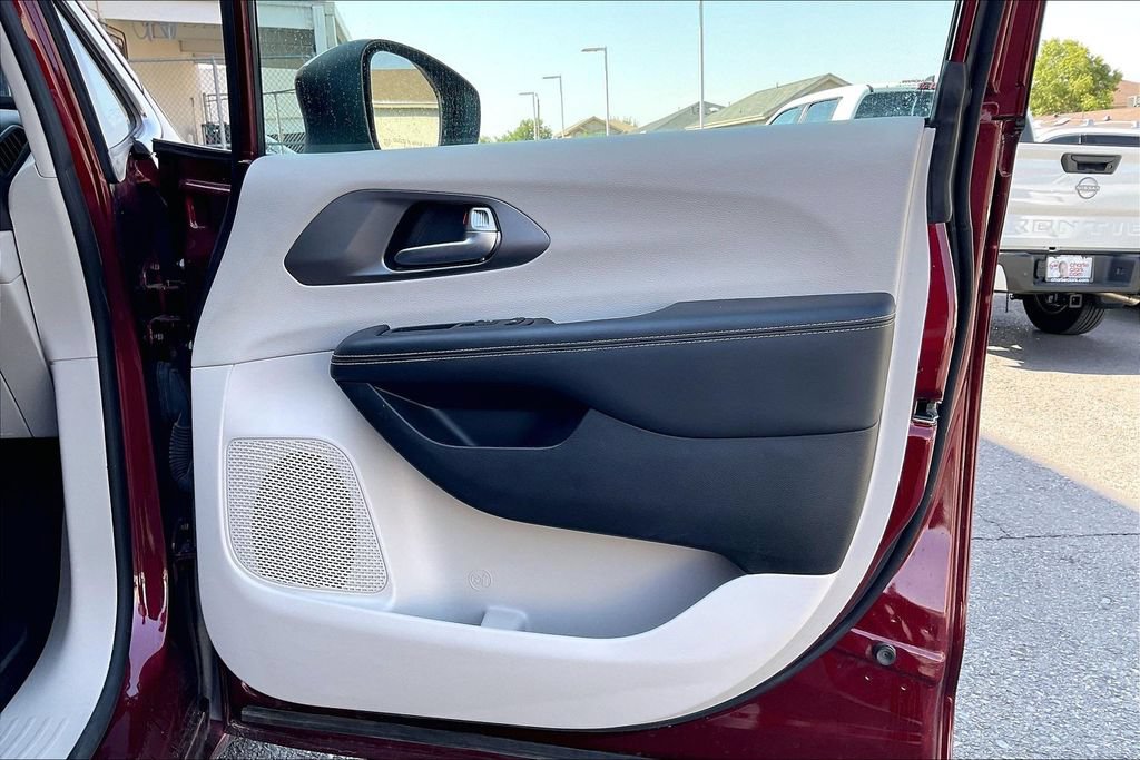 Used 2023 Chrysler Pacifica Touring-L FWD image 23