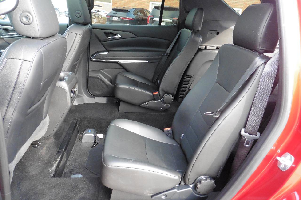 Used 2025 Chevrolet Traverse LT w/ Sun and Wheel Package image 10