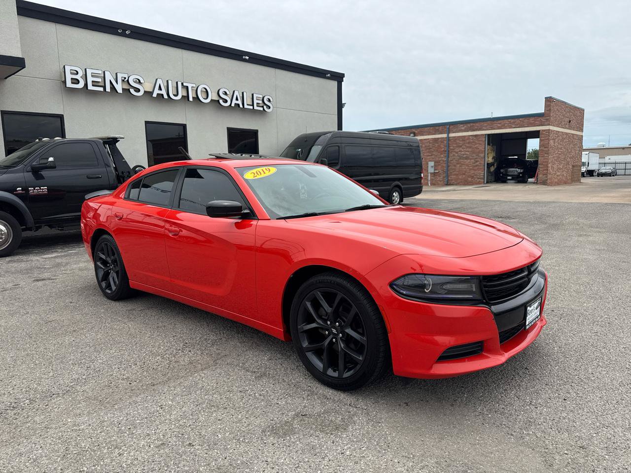 Used 2019 Dodge Charger SXT w/ Blacktop Package RWD image 4