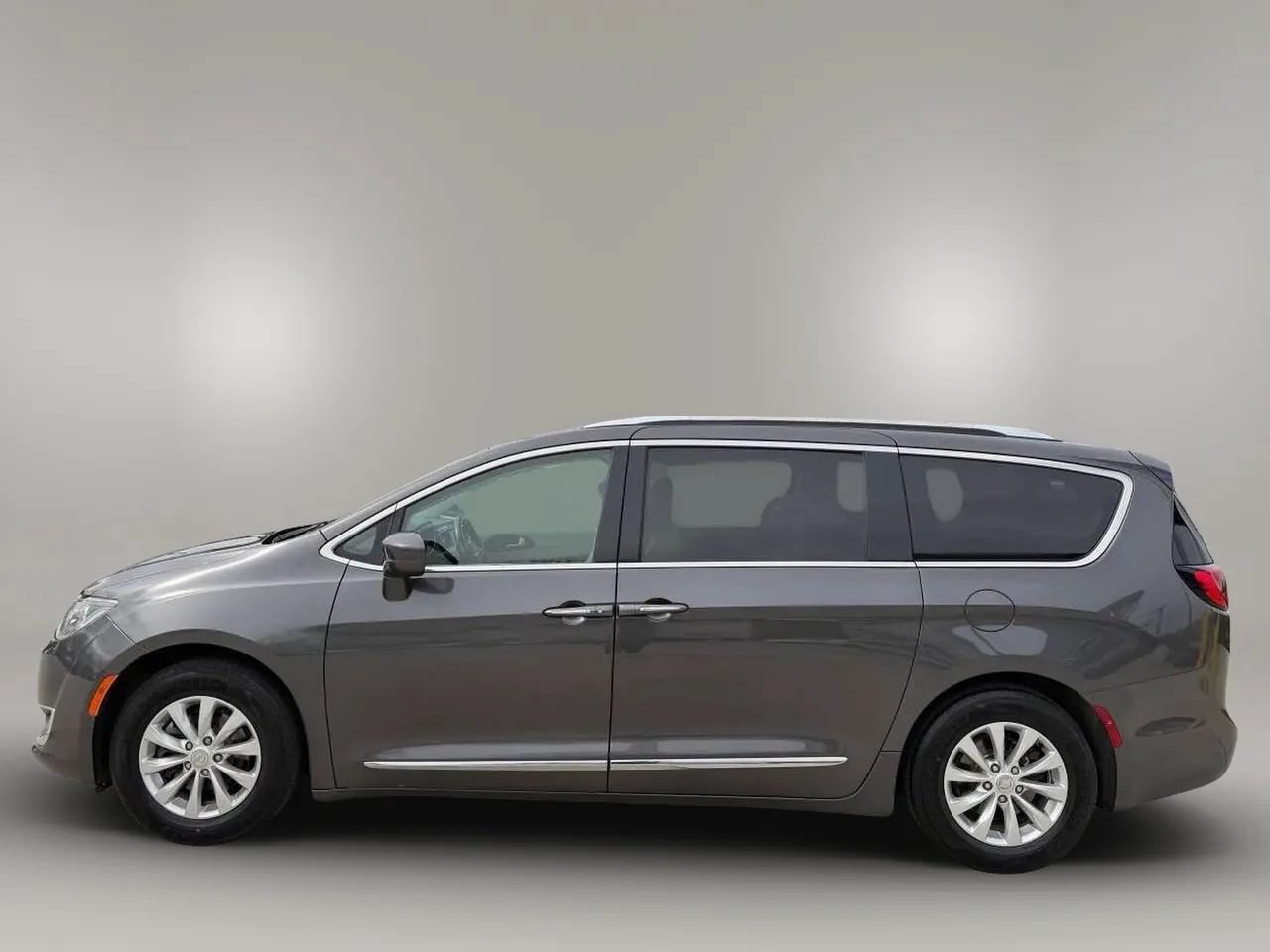 Used 2019 Chrysler Pacifica Touring-L FWD image 4