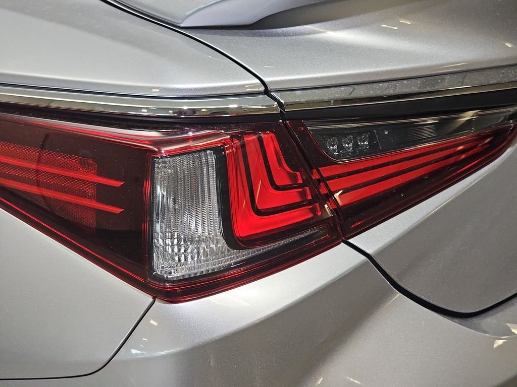 Certified 2025 Lexus ES 300h w/ Premium Package FWD image 33