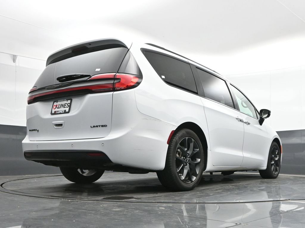 Used 2025 Chrysler Pacifica Limited FWD image 48