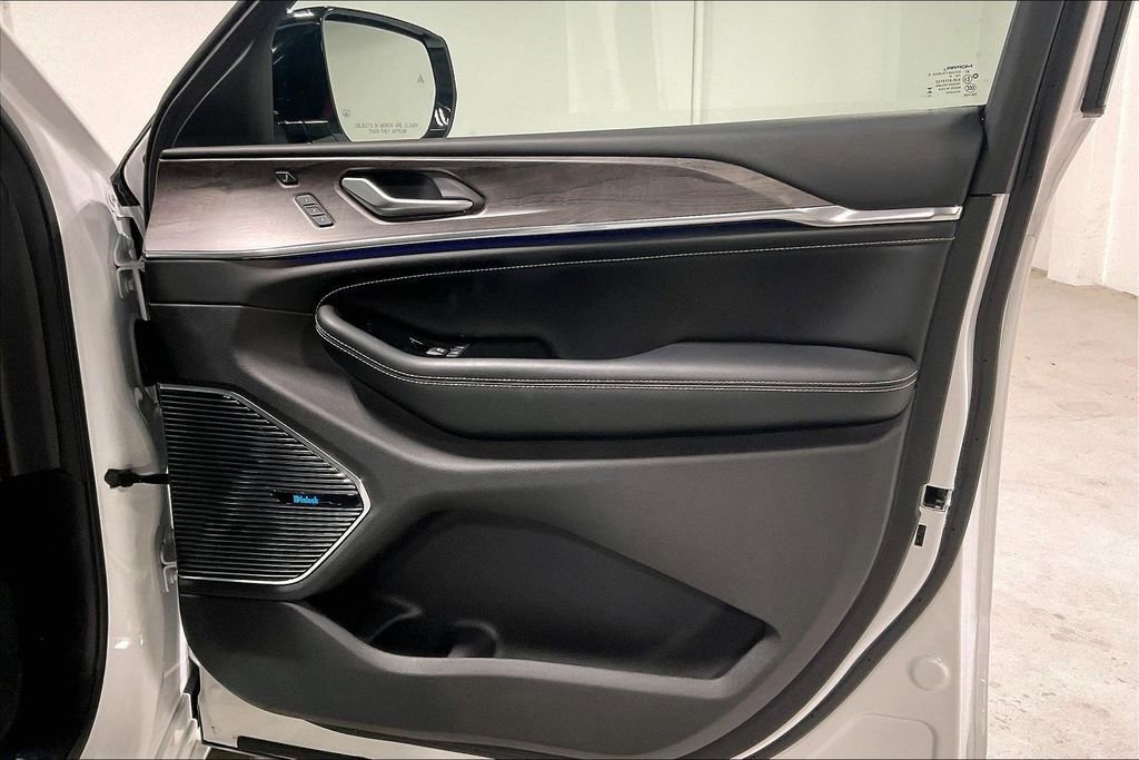 Used 2024 Jeep Grand Cherokee Overland w/ Luxury Tech Group IV image 23