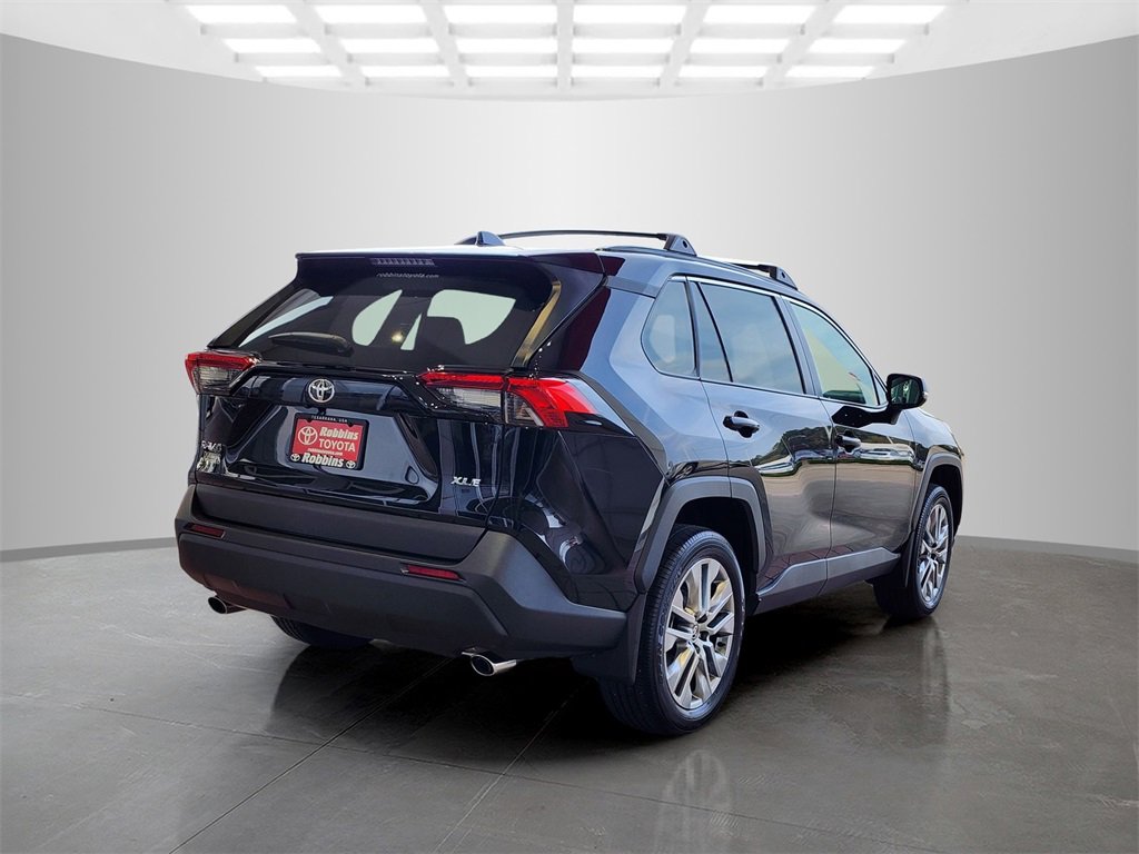 Used 2023 Toyota RAV4 XLE Premium image 5
