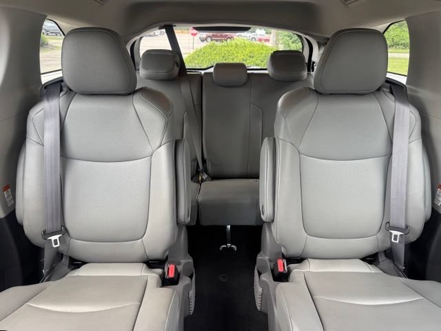 Used 2021 Toyota Sienna XLE FWD image 29