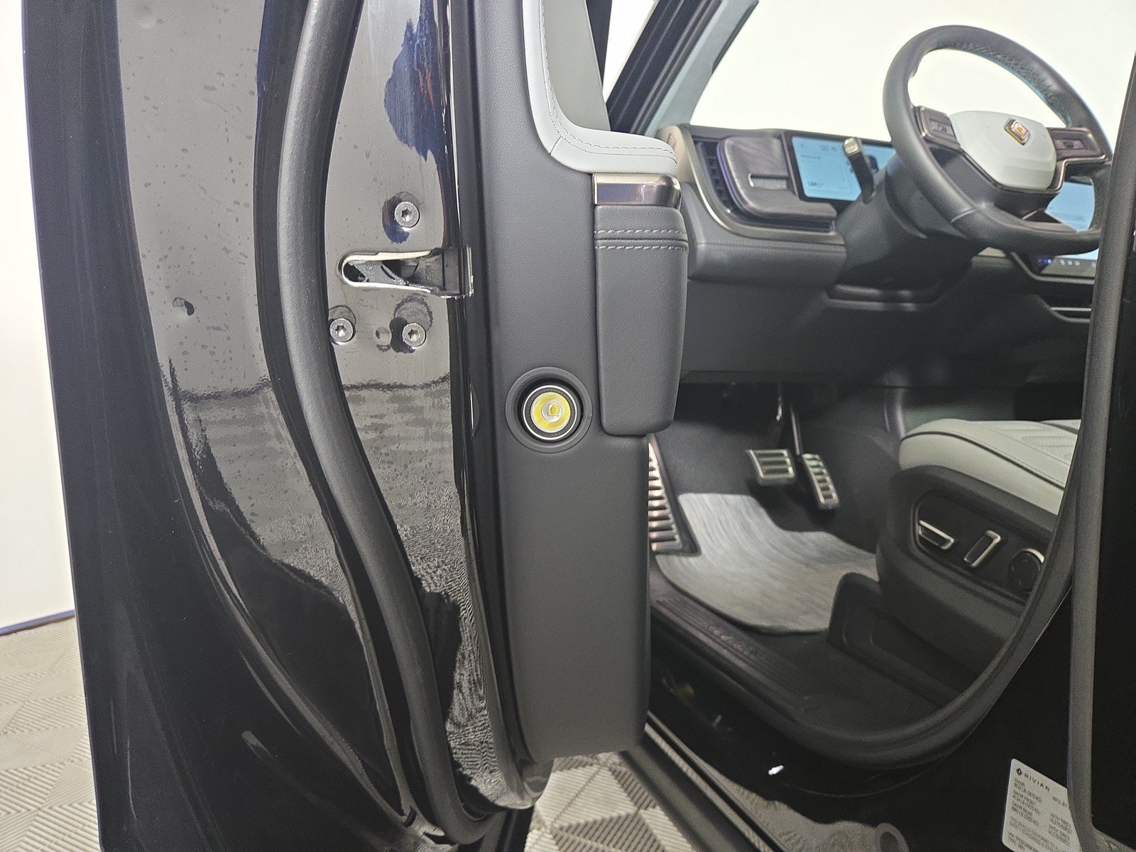 Used 2024 Rivian R1S Adventure AWD/4WD image 32