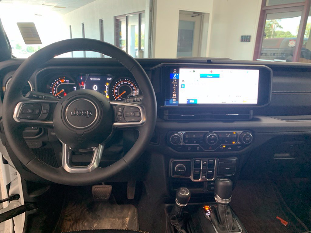 Used 2025 Jeep Wrangler Unlimited Sahara AWD/4WD image 10