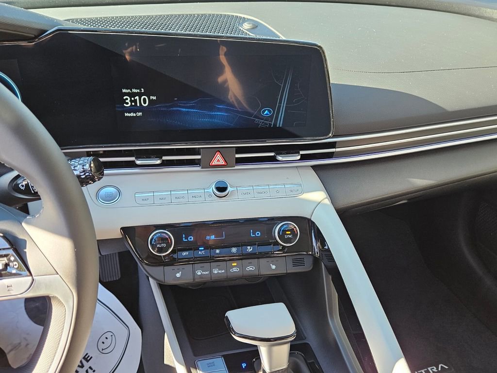 New 2025 Hyundai Elantra Limited image 18