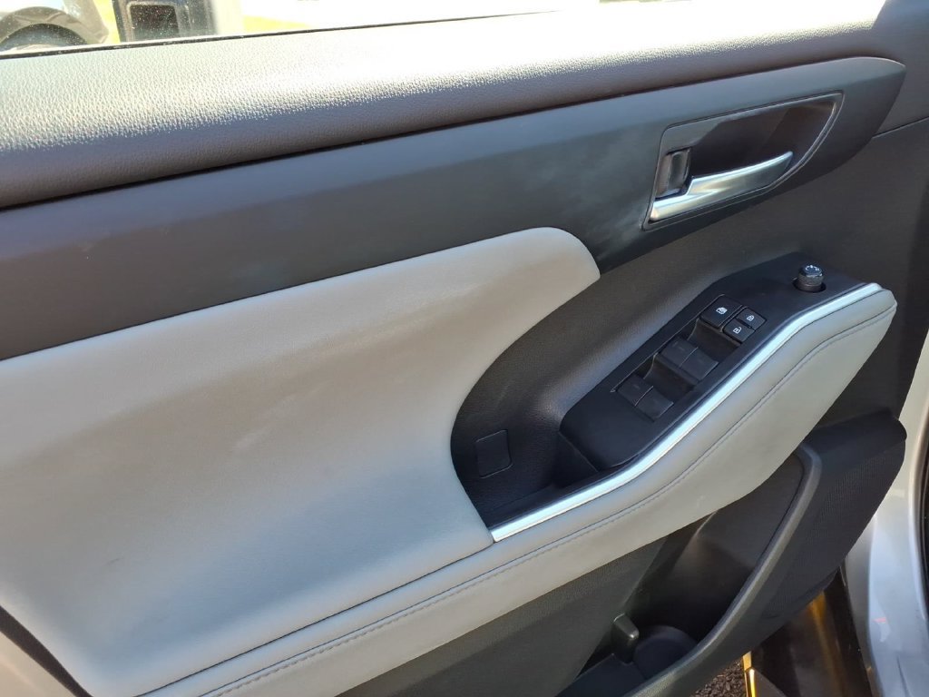 Used 2023 Toyota Highlander XLE AWD/4WD image 5