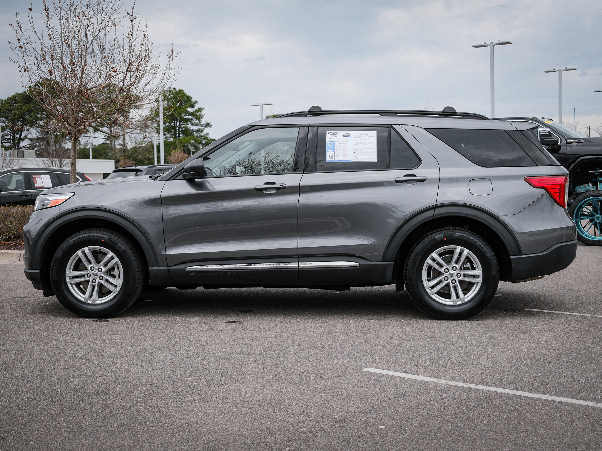 Used 2022 Ford Explorer XLT w/ Equipment Group 202A image 7