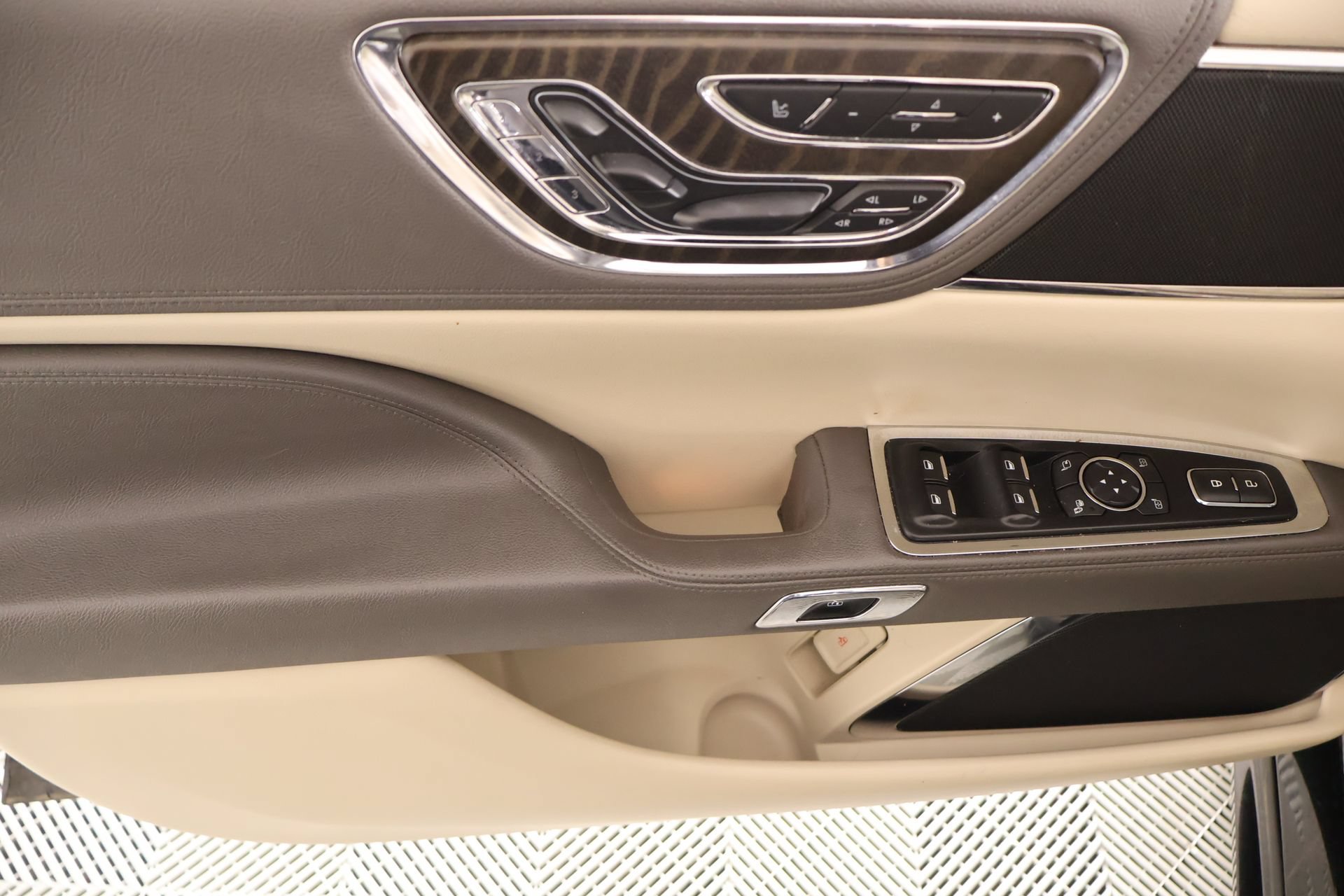 Used 2019 Lincoln Continental Reserve FWD image 16
