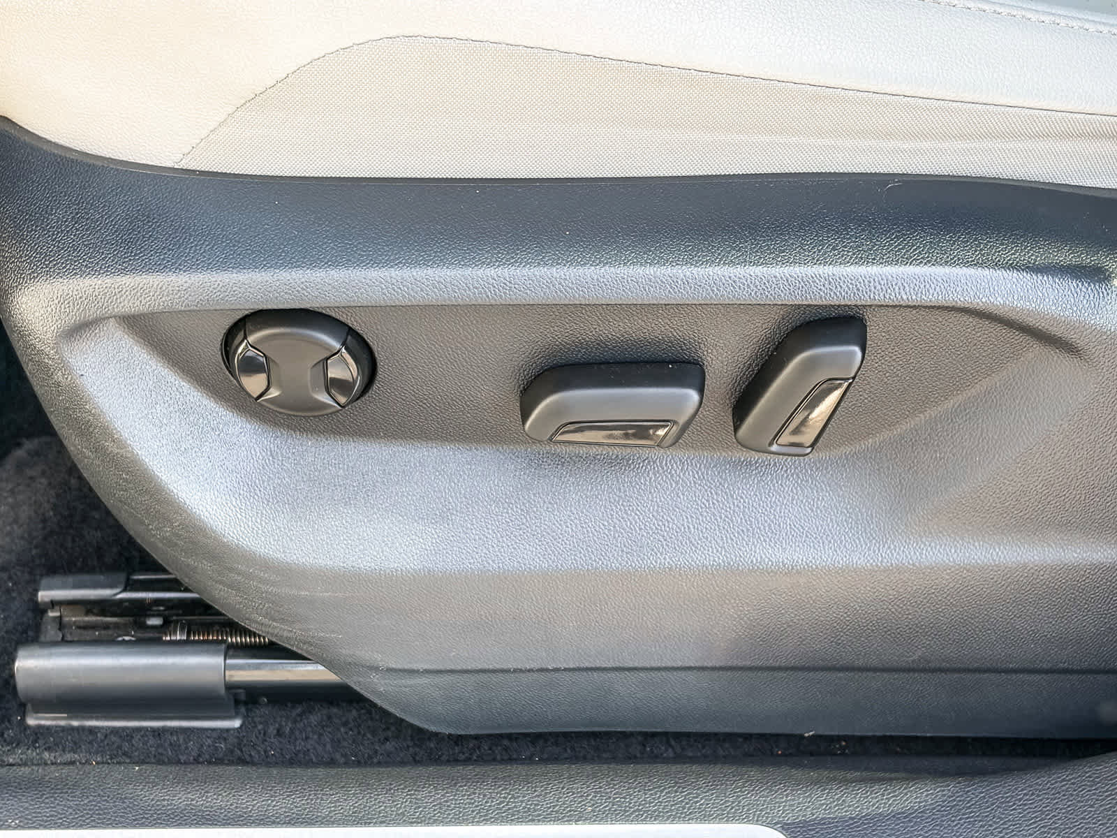 Used 2021 Volkswagen Tiguan SE R-Line image 40