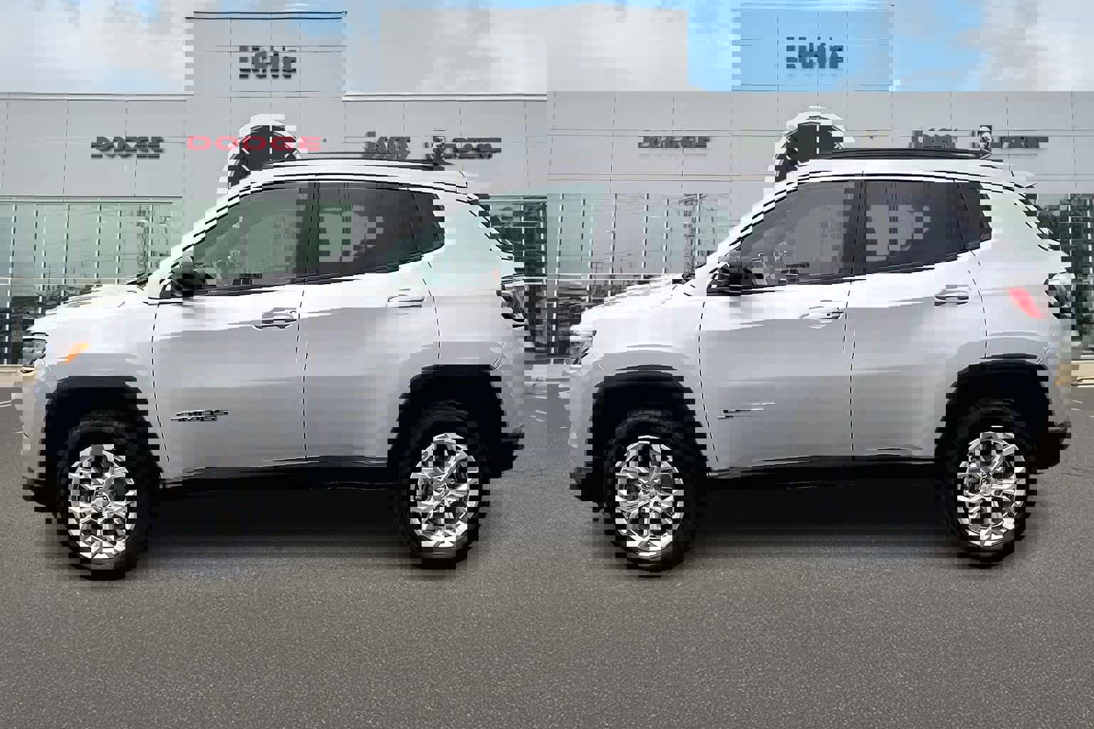 Used 2024 Jeep Compass Latitude image 3