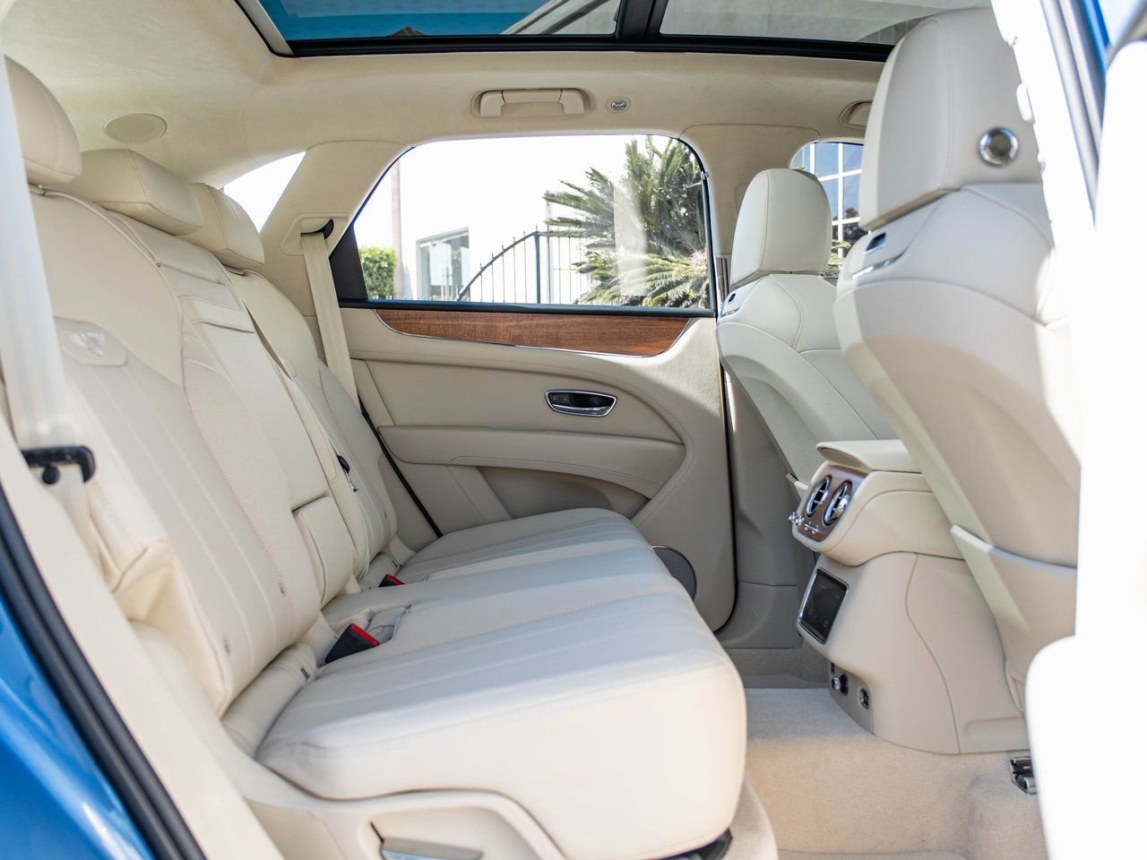 Used 2025 Bentley Bentayga Plug-In Hybrid image 22