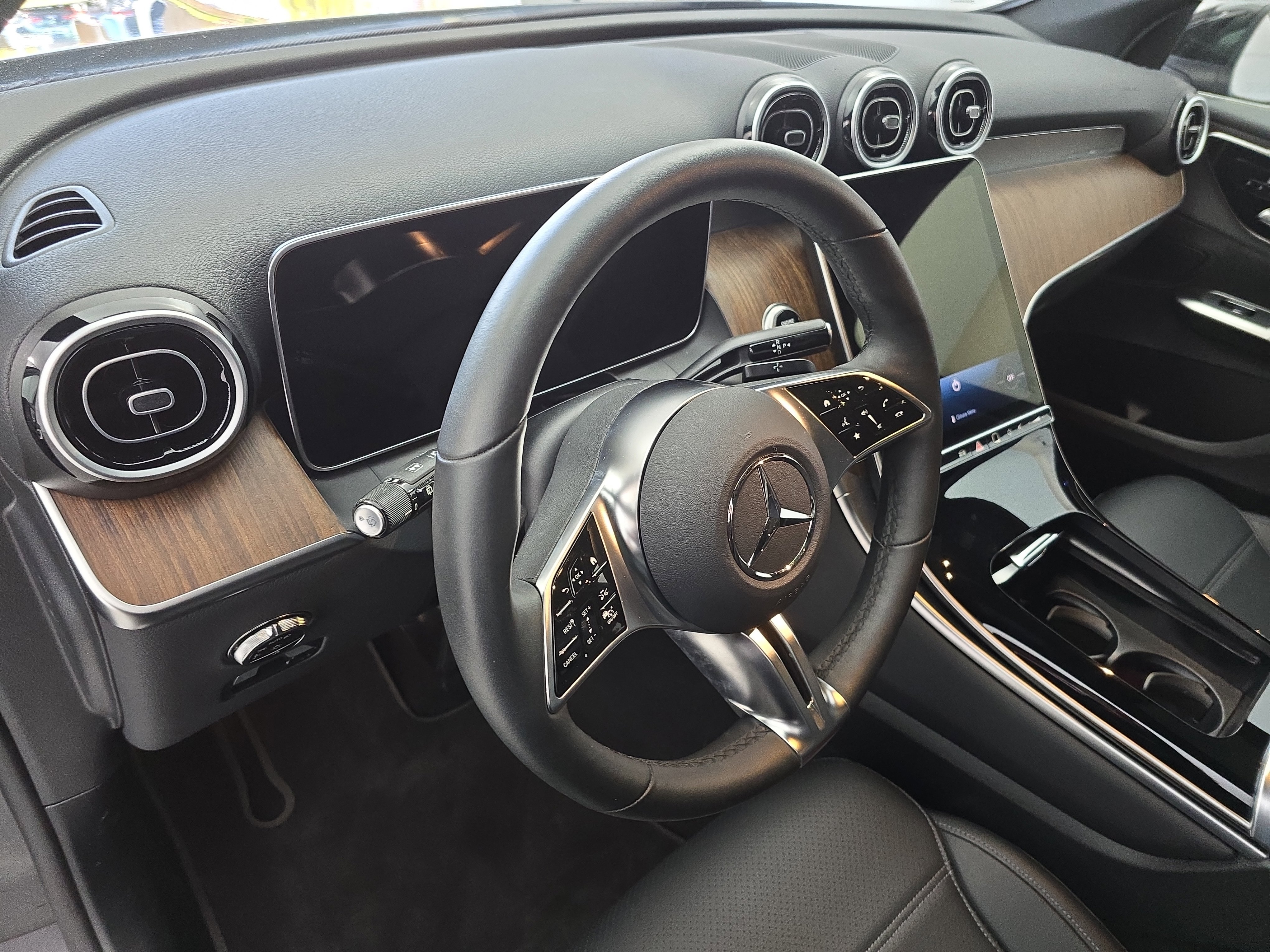 Used 2025 Mercedes-Benz GLC 300 4MATIC image 16