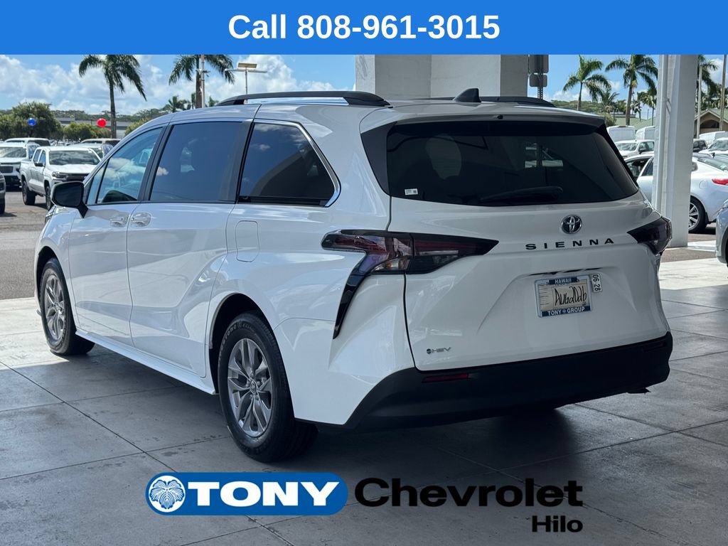 Used 2026 Toyota Sienna LE FWD image 3