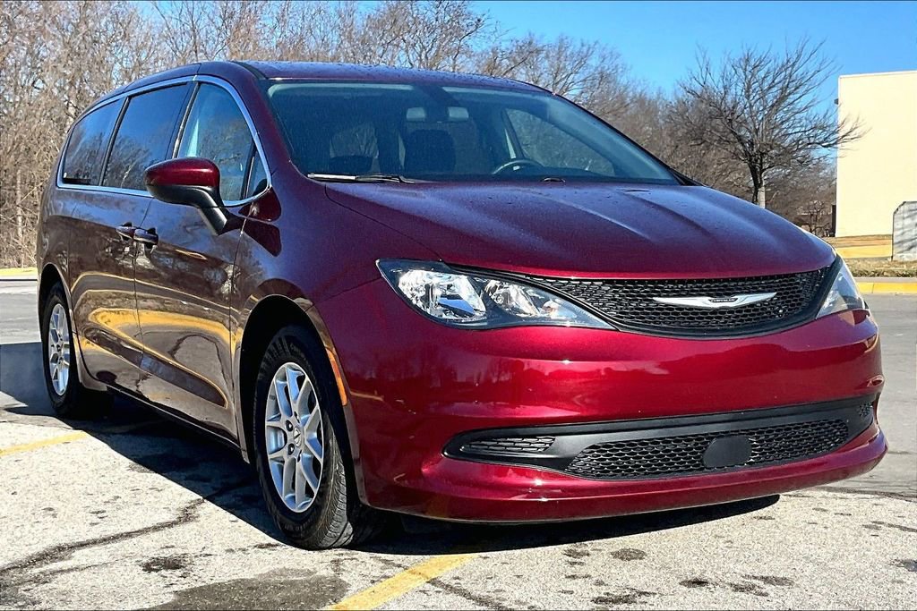 Used 2022 Chrysler Voyager LX image 3
