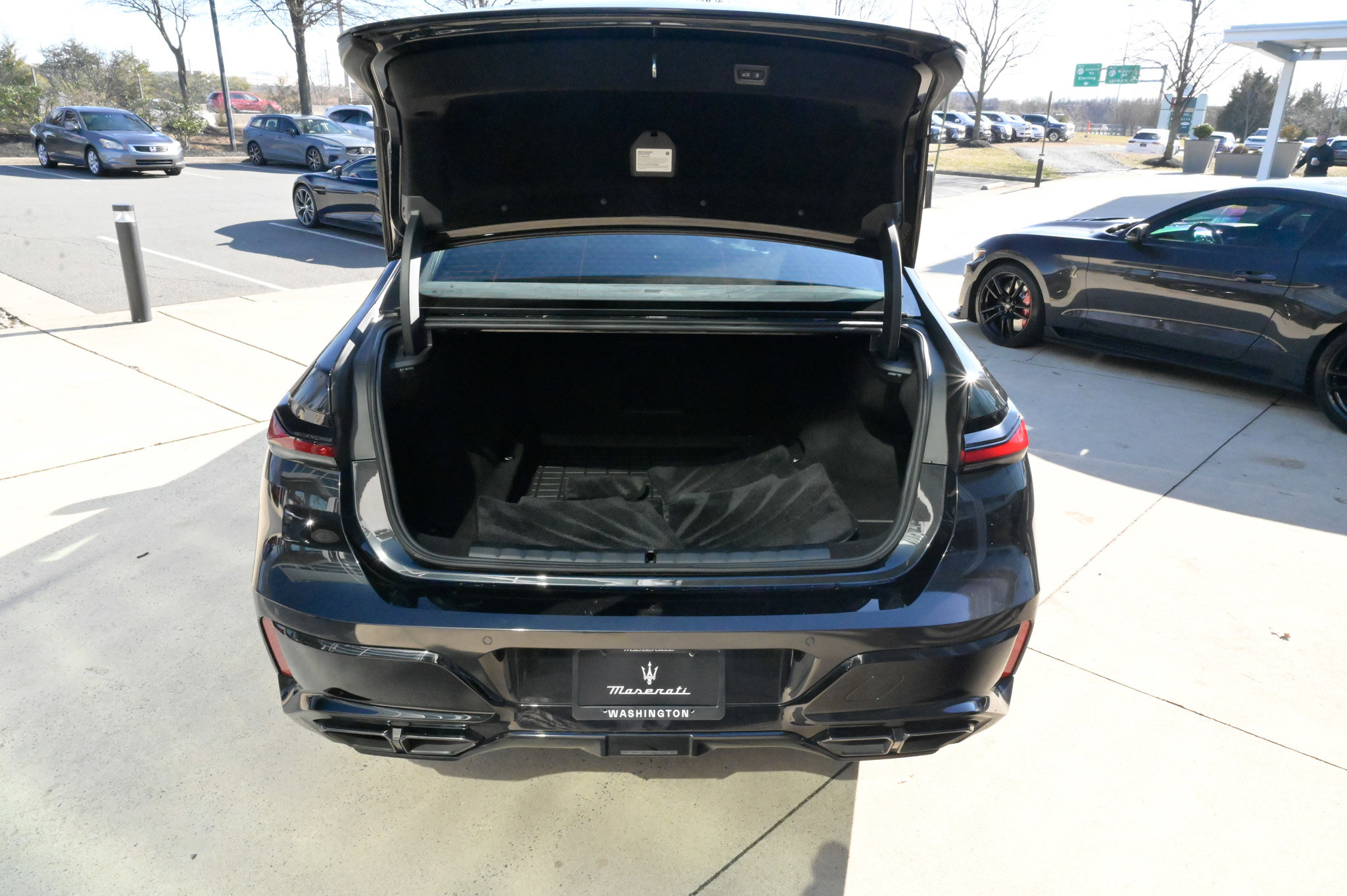 Used 2023 BMW 760i xDrive w/ Executive Package image 45