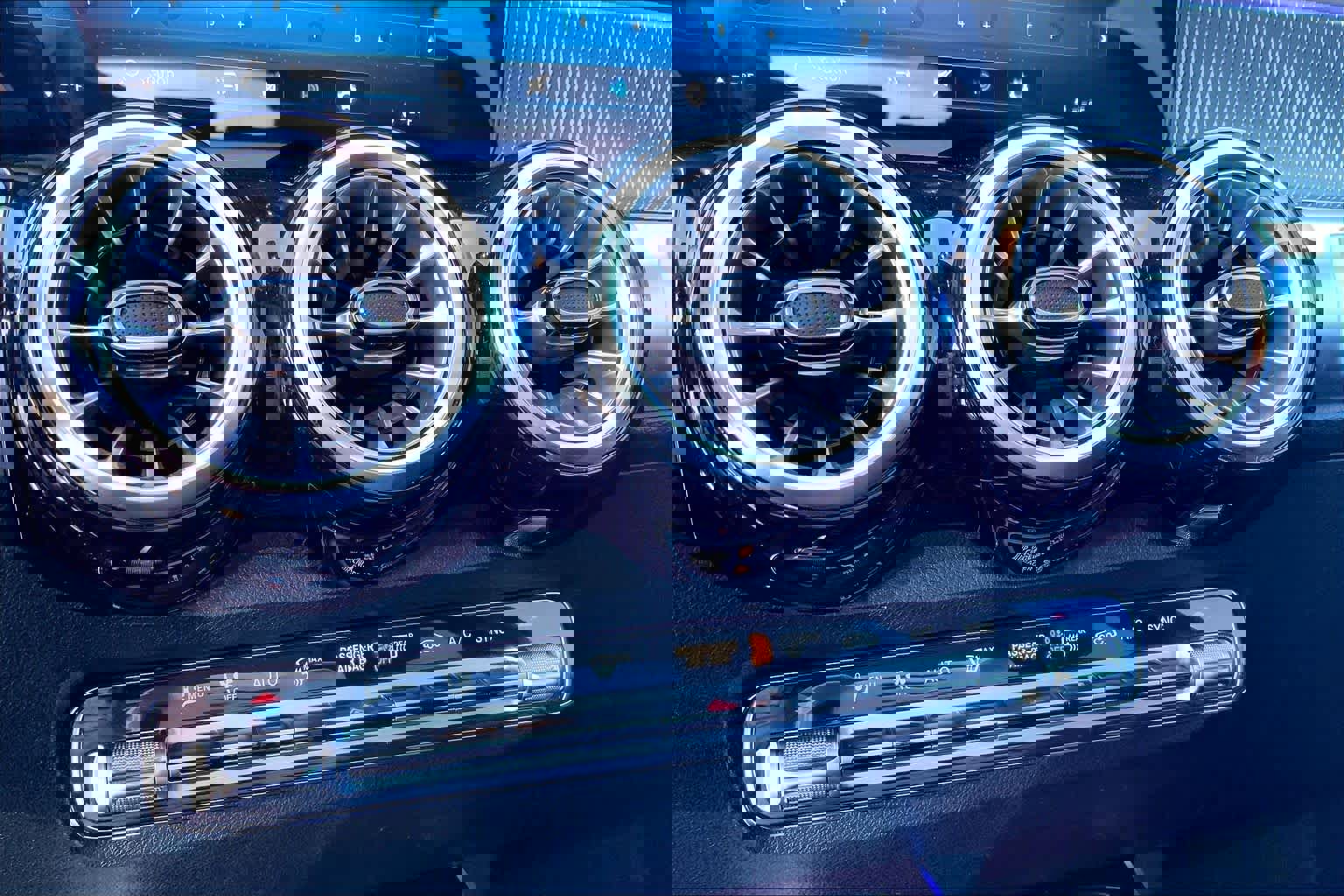 Used 2022 Mercedes-Benz GLB 250 w/ Premium Package Lite image 32