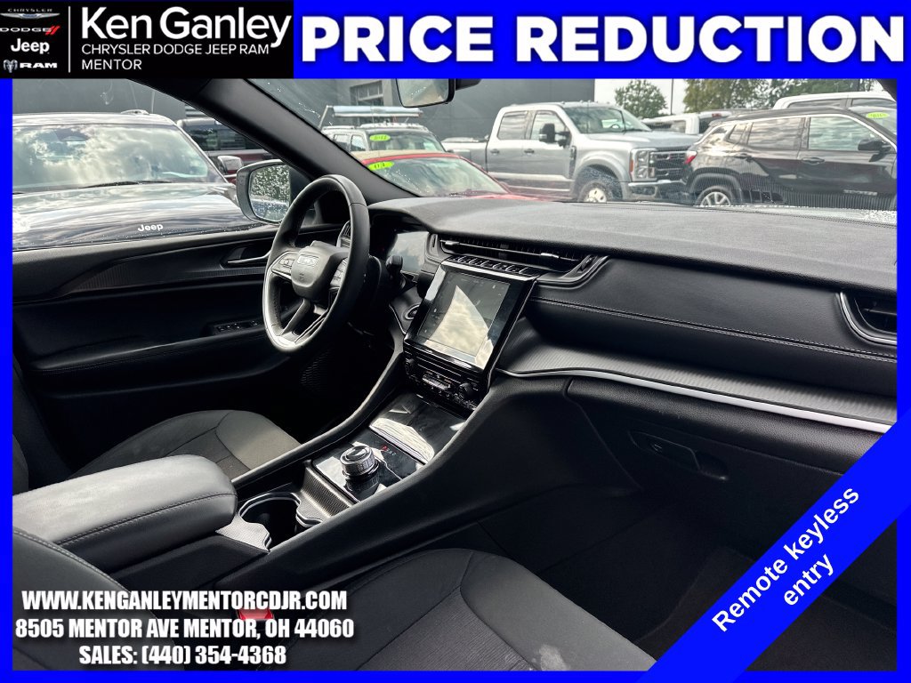 Used 2025 Jeep Grand Cherokee Laredo AWD/4WD image 27