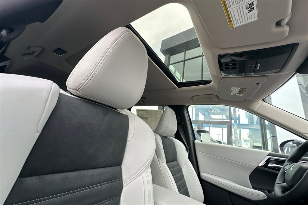 New 2025 Mitsubishi Outlander SE image 17