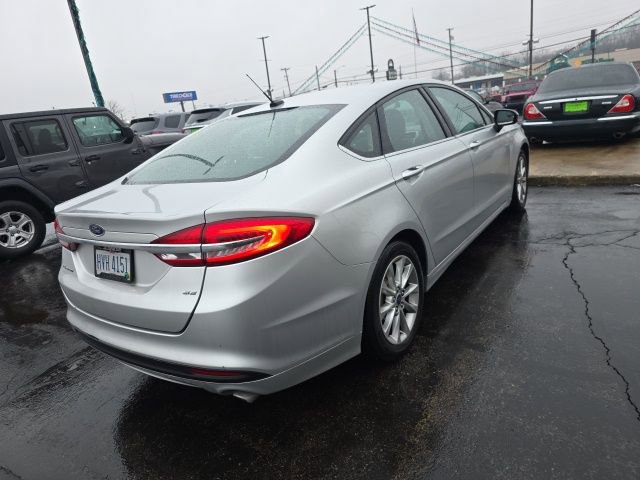 Used 2017 Ford Fusion SE image 2
