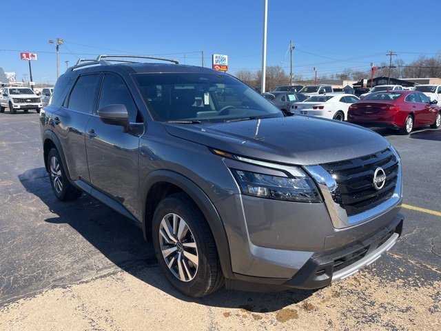 Used 2025 Nissan Pathfinder SL image 3