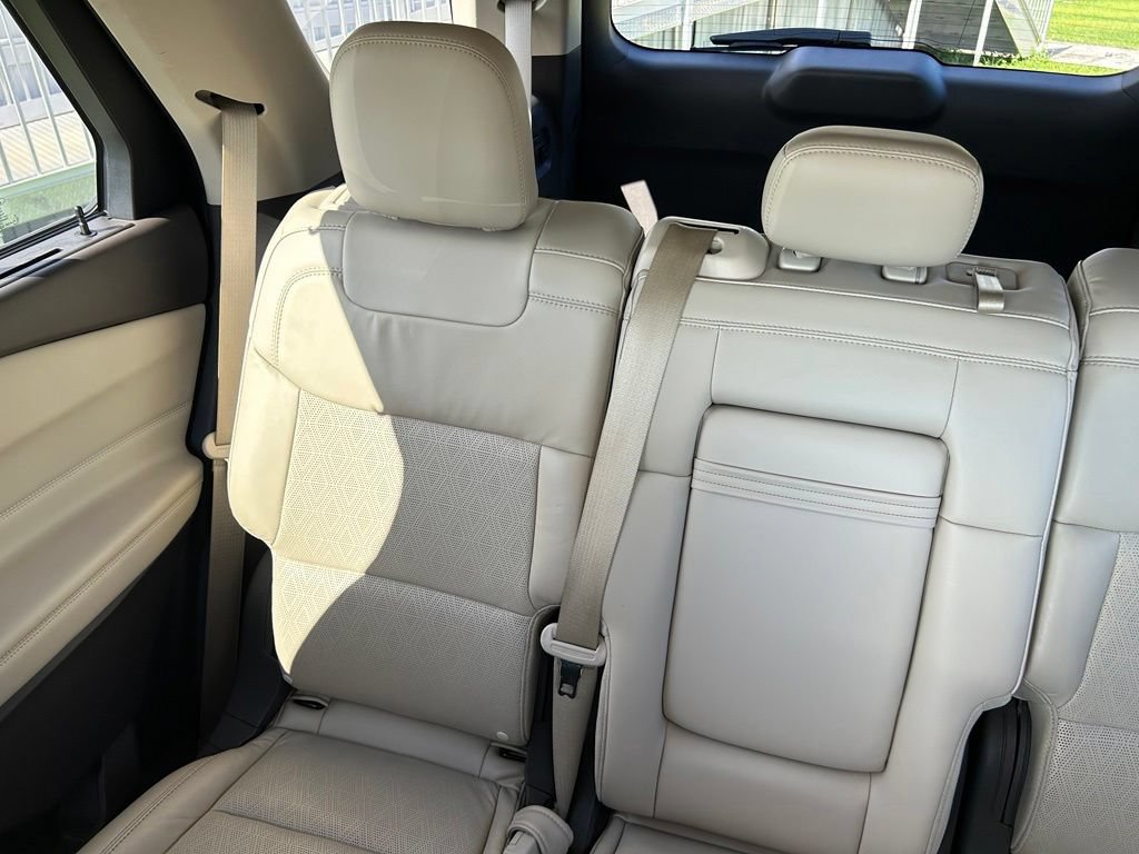 Used 2020 Ford Explorer Platinum w/ Premium Technology Package AWD/4WD image 12