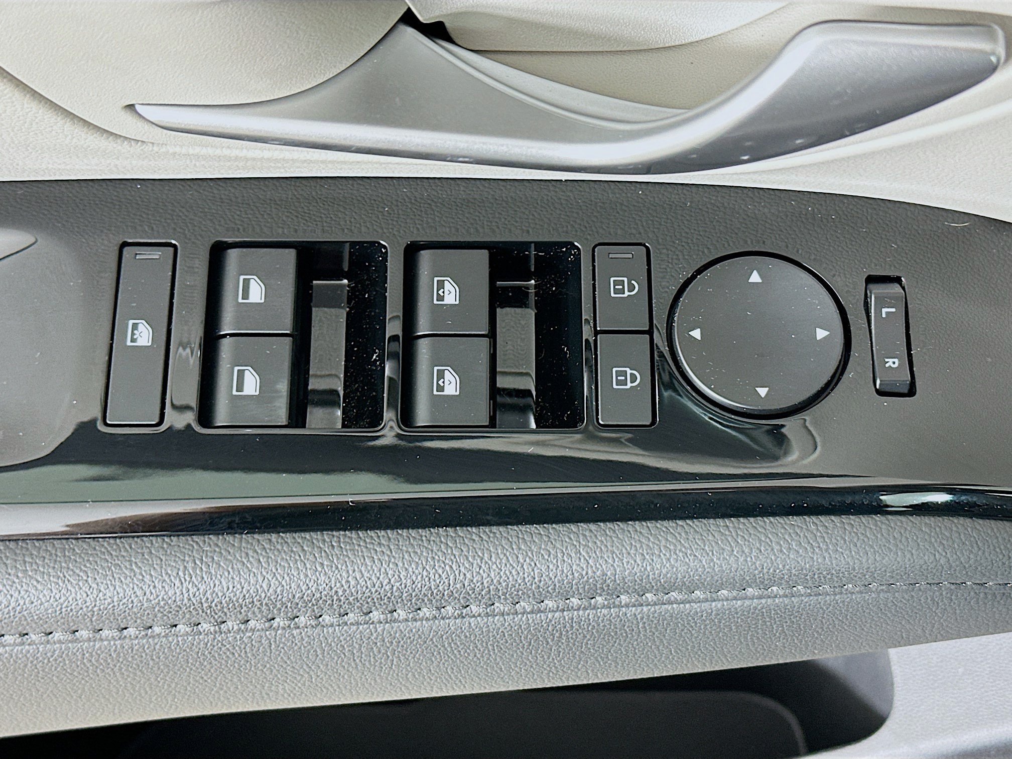 Used 2025 Hyundai Tucson Limited FWD image 15