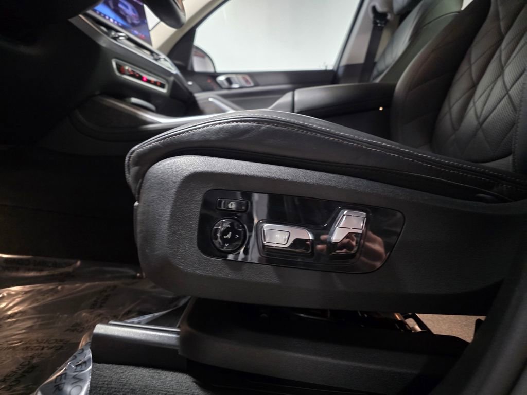 Used 2025 BMW X7 xDrive40i w/ Premium Package image 14