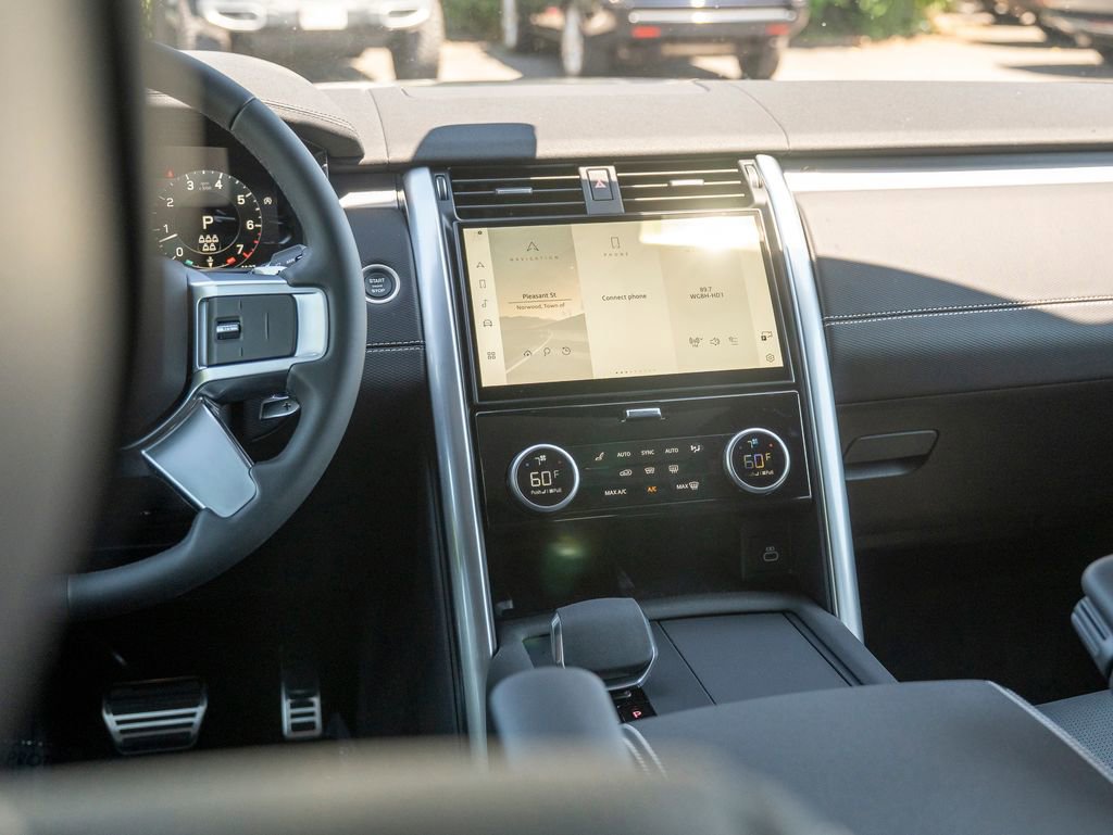 New 2025 Land Rover Discovery Dynamic SE image 19