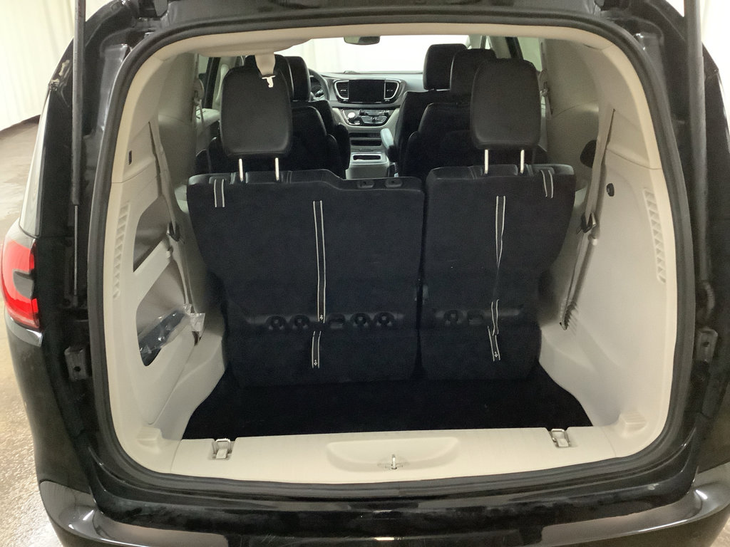 Used 2024 Chrysler Pacifica Touring-L image 11