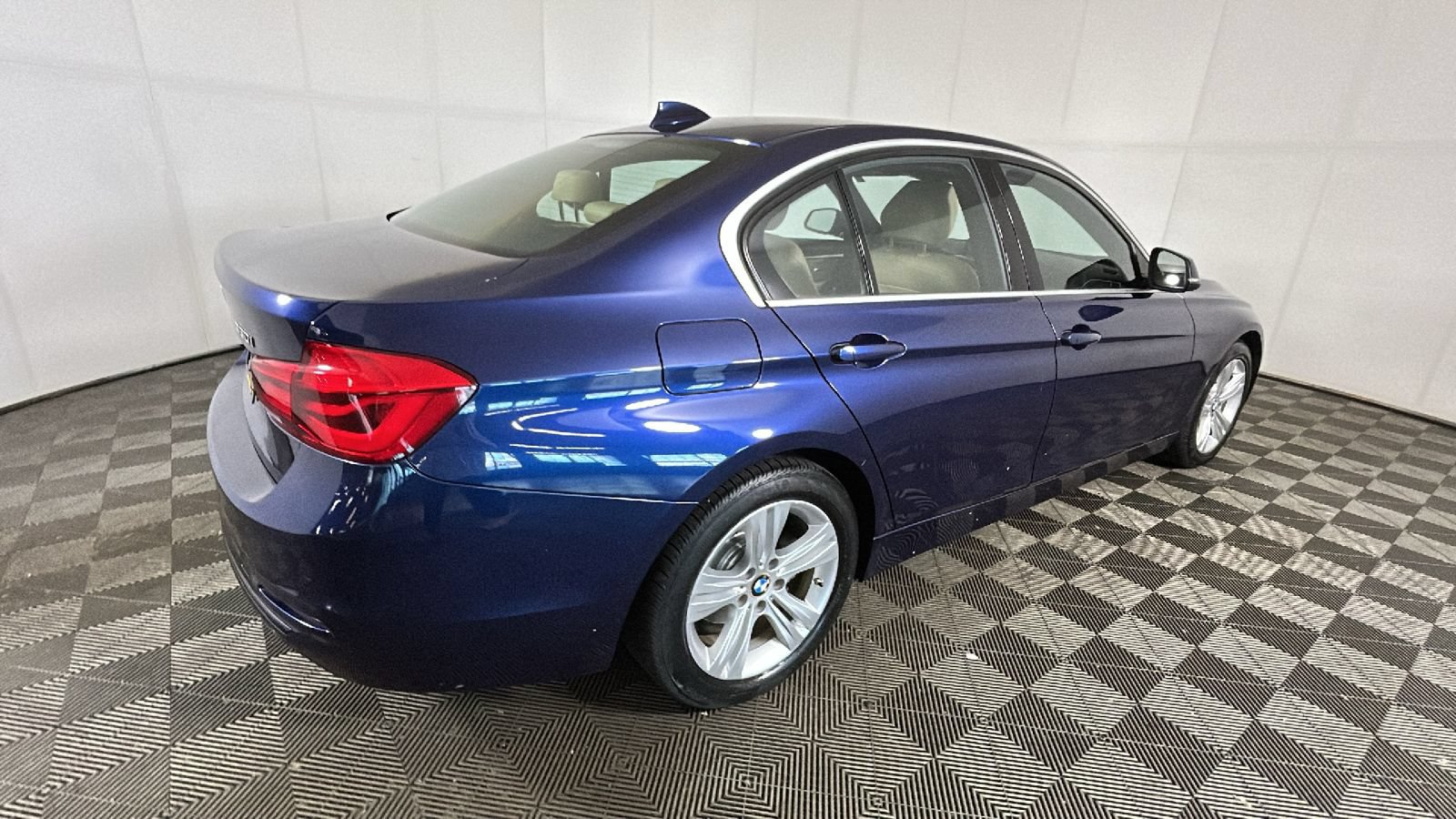 Used 2017 BMW 330i xDrive Sedan AWD/4WD image 3