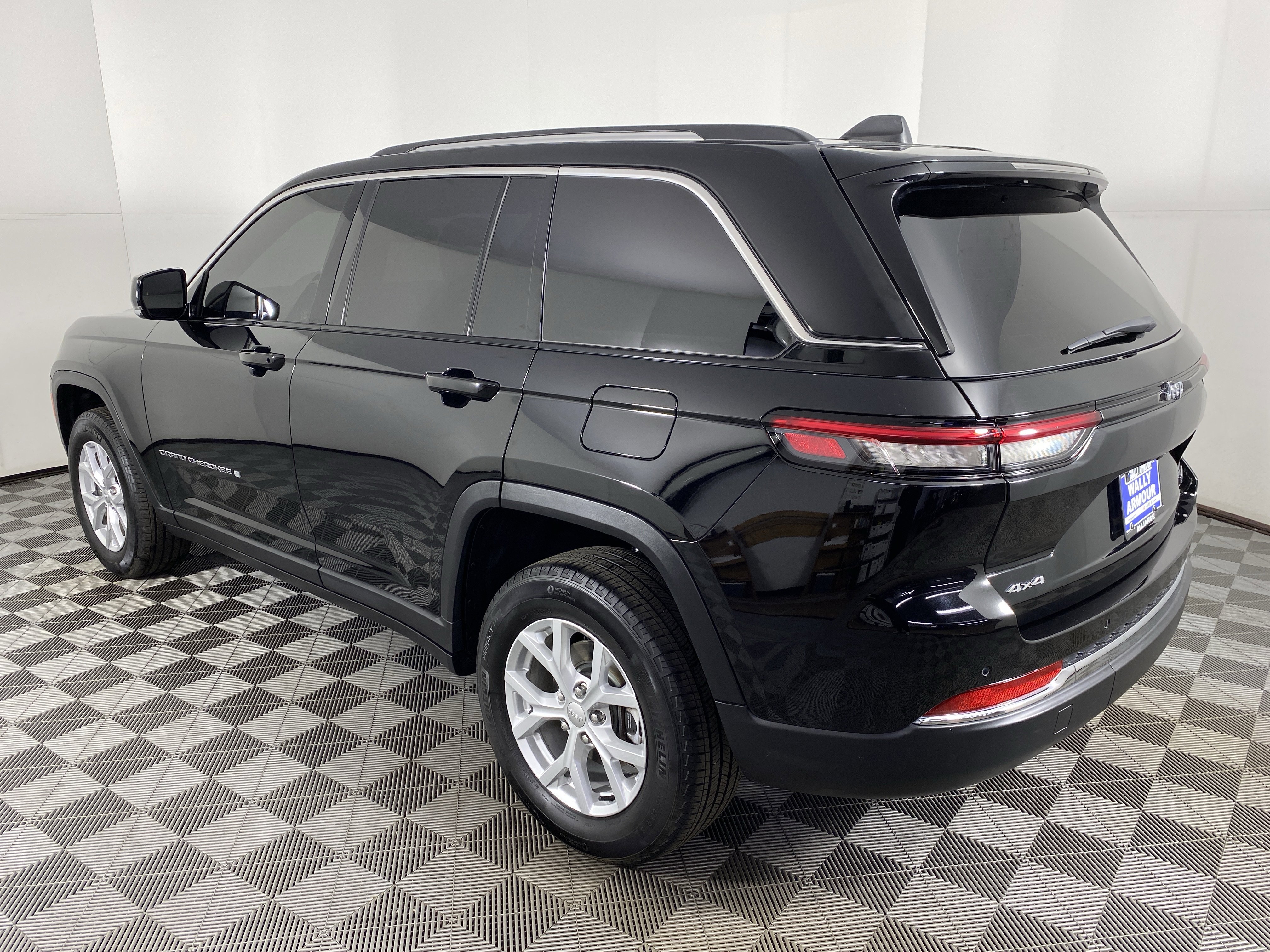 Used 2023 Jeep Grand Cherokee Limited AWD/4WD image 10