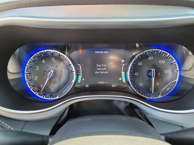 Used 2025 Chrysler Pacifica Limited FWD image 9