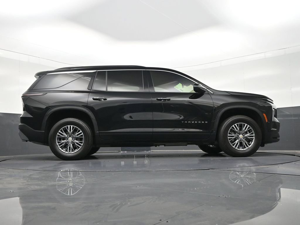 Used 2025 Chevrolet Traverse LT image 29