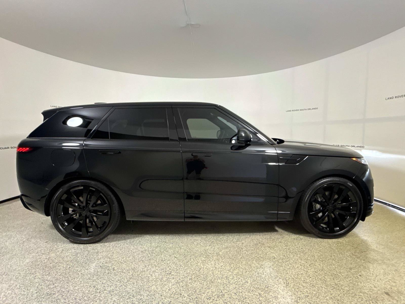 New 2027 Land Rover Range Rover Sport Dynamic SE AWD/4WD image 6