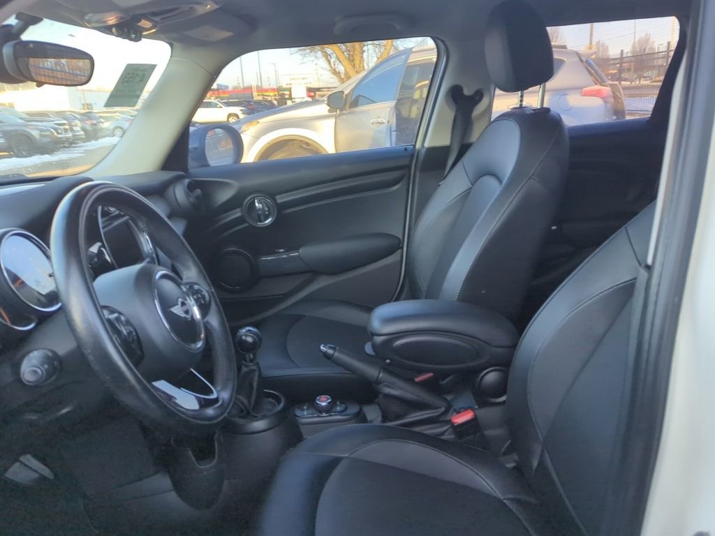 Used 2017 MINI Cooper 4-Door Hardtop image 6