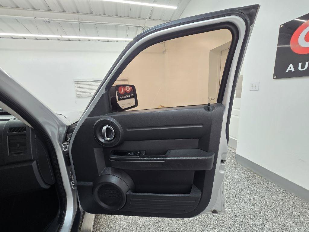 Used 2011 Dodge Nitro Heat RWD image 27