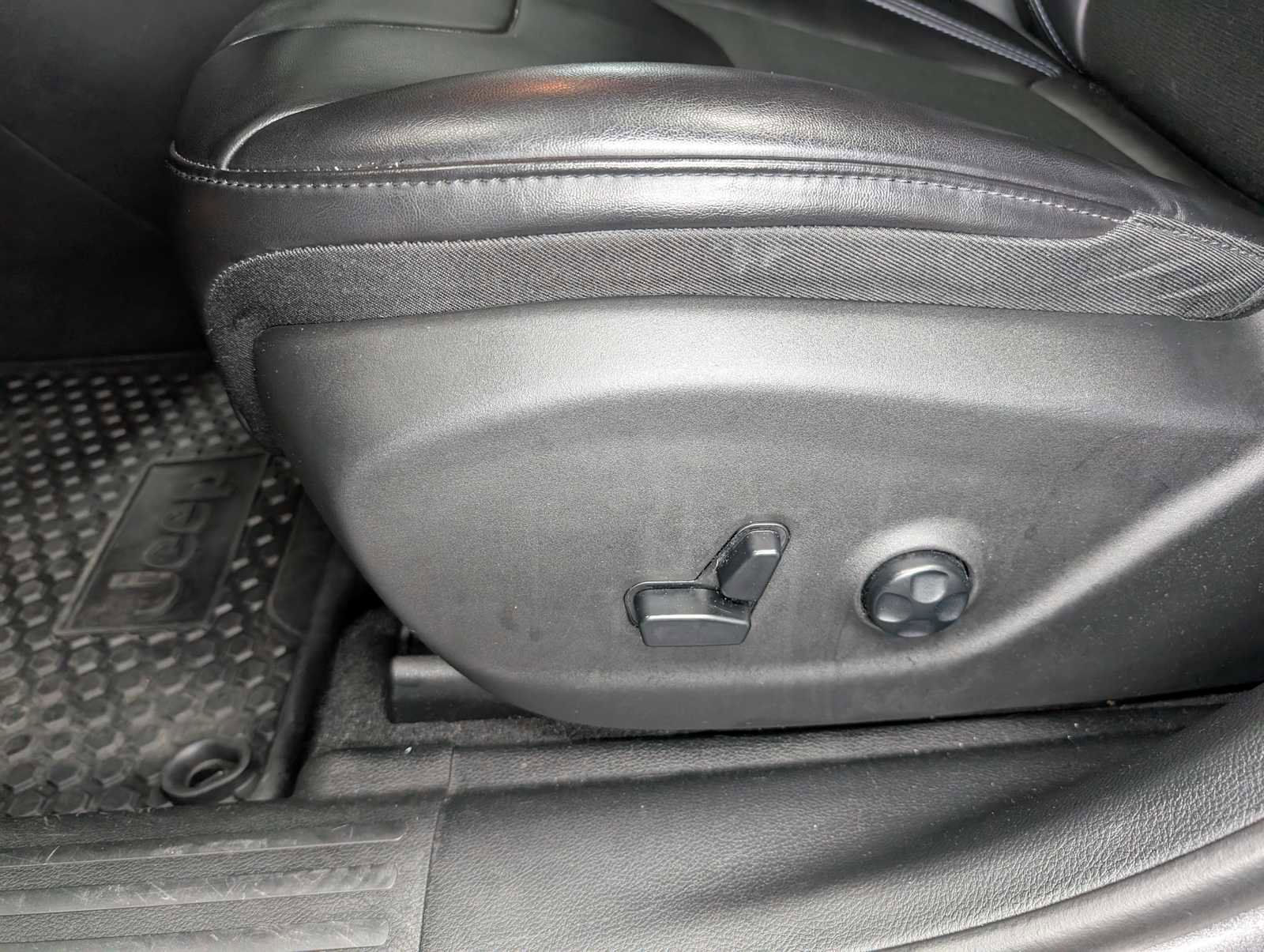 Used 2020 Jeep Cherokee Latitude Plus w/ Cold Weather Group image 34