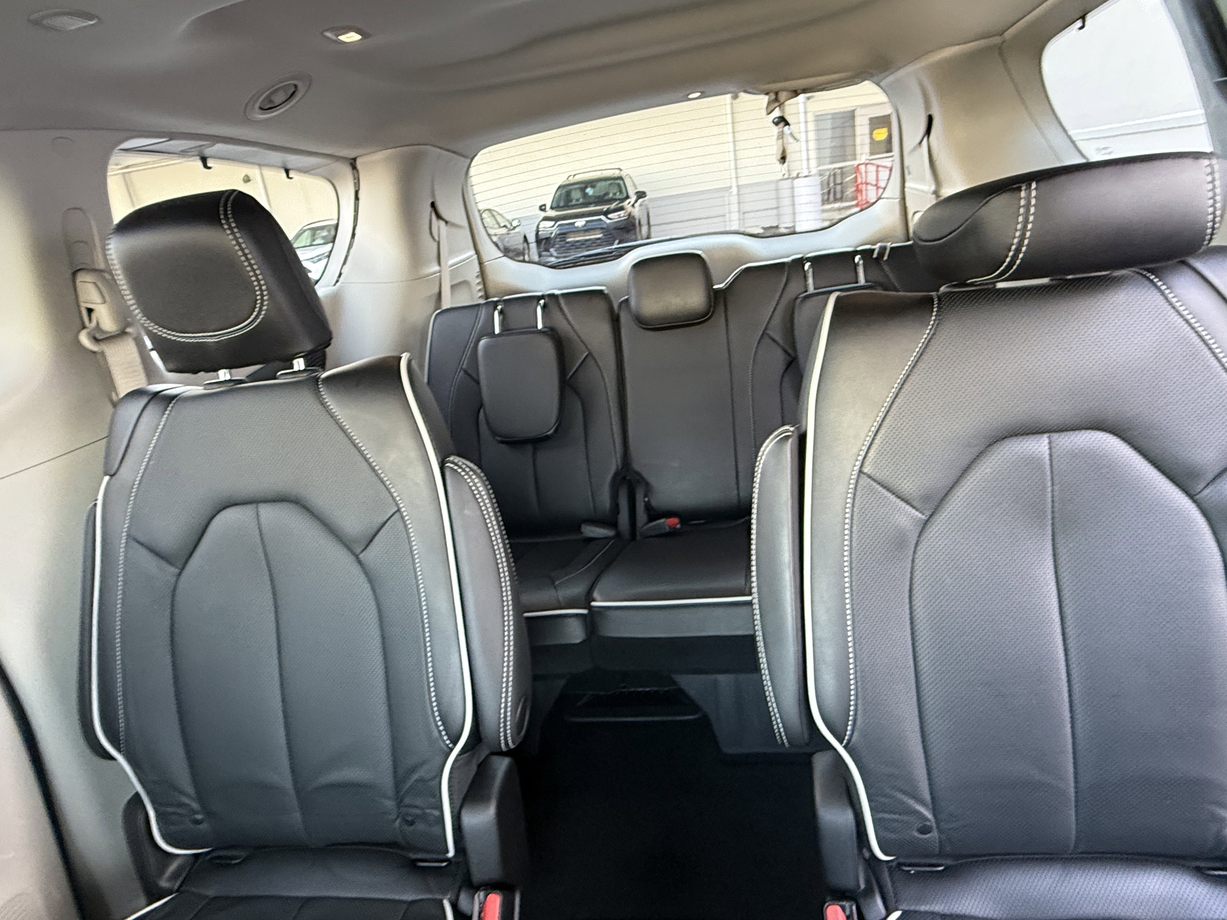 Used 2023 Chrysler Pacifica Limited image 11