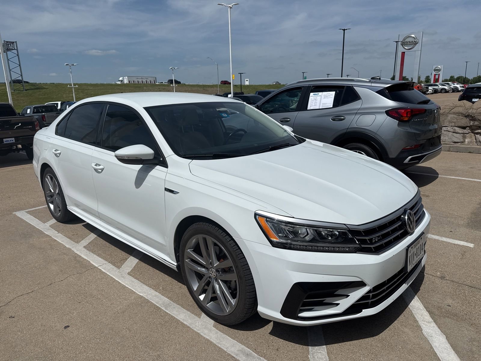 Used 2018 Volkswagen Passat 2.0T R-Line image 3