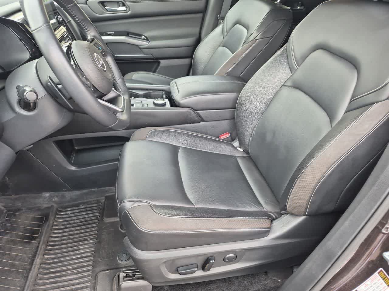 Used 2022 Nissan Pathfinder SL w/ SL Black Package AWD/4WD image 16