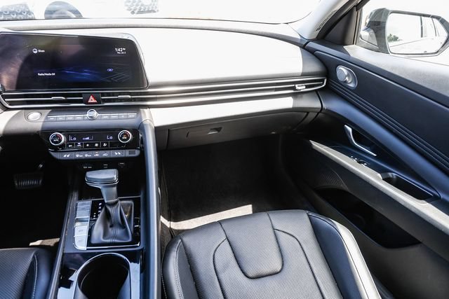 Certified 2022 Hyundai Elantra Limited FWD image 18