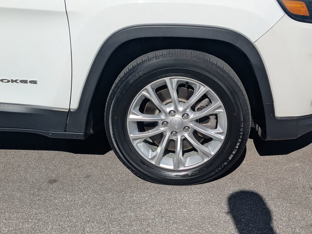 Used 2019 Jeep Cherokee Latitude w/ Popular Appearance Group image 18