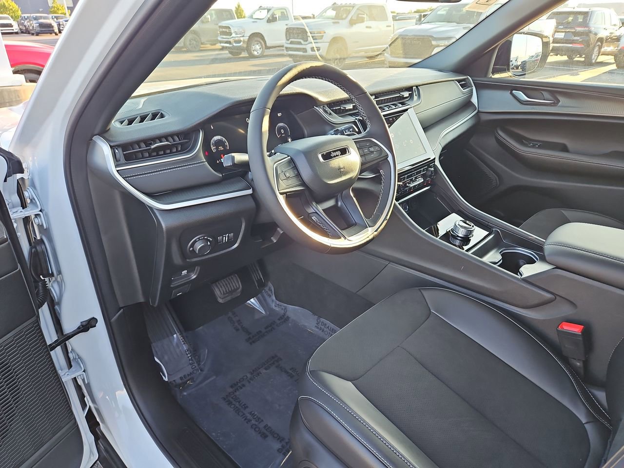 New 2025 Jeep Grand Cherokee L Laredo image 18