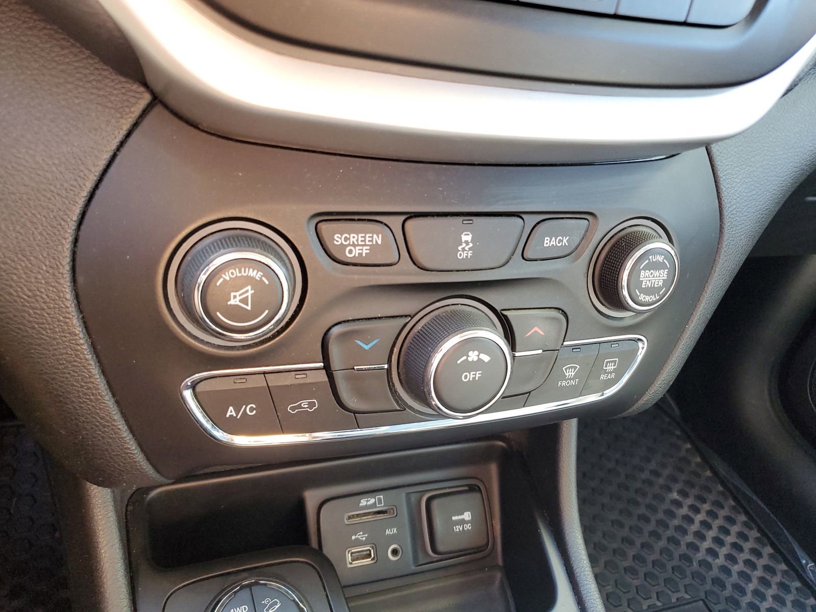 Used 2014 Jeep Cherokee Trailhawk w/ Leather Interior Group AWD/4WD image 26