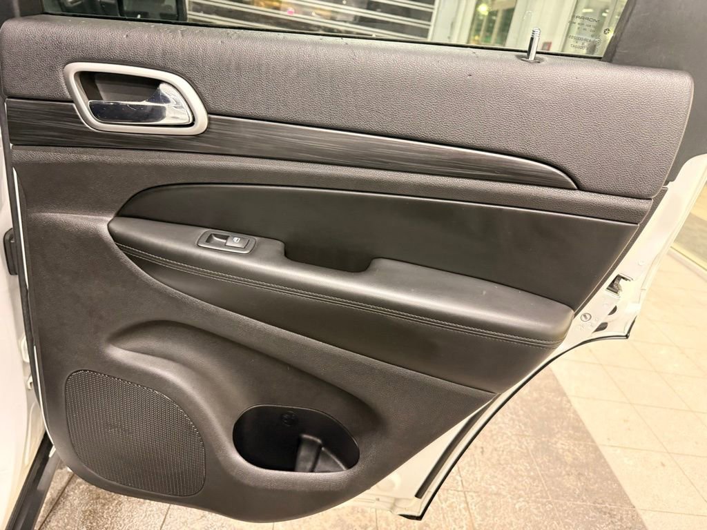 Used 2020 Jeep Grand Cherokee Laredo image 36