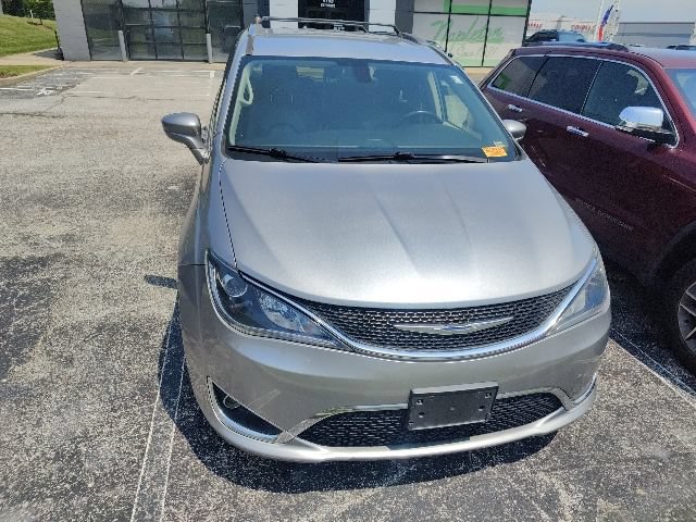 Used 2018 Chrysler Pacifica Touring-L FWD image 18