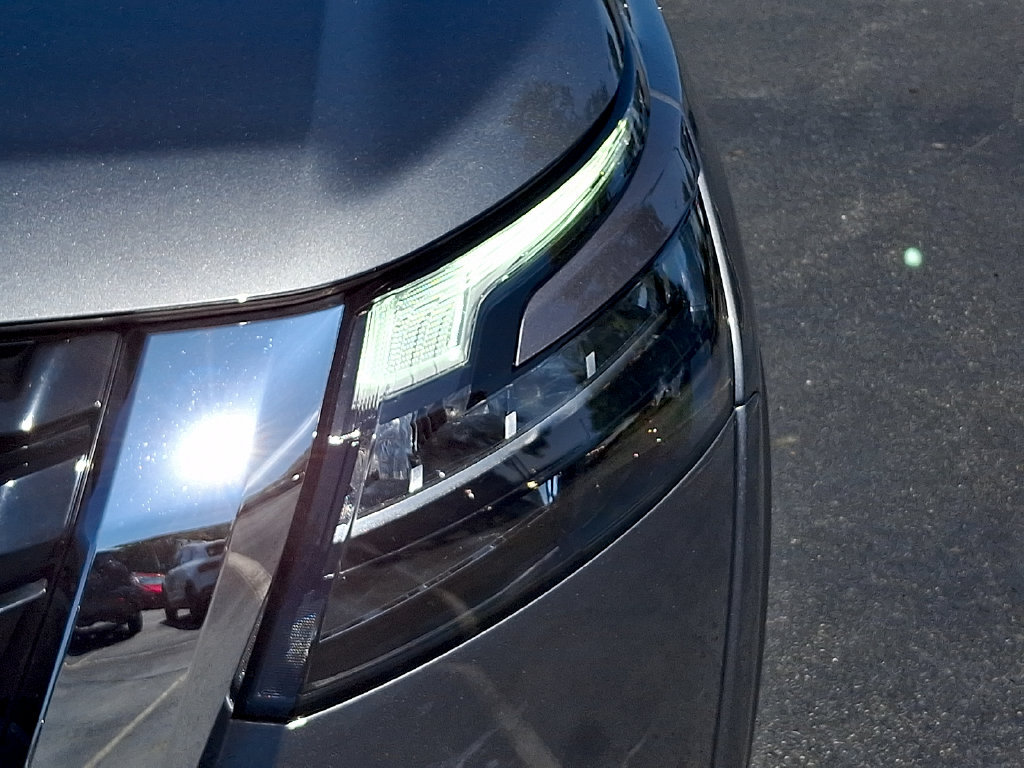 Used 2025 Nissan Pathfinder SV AWD/4WD image 9